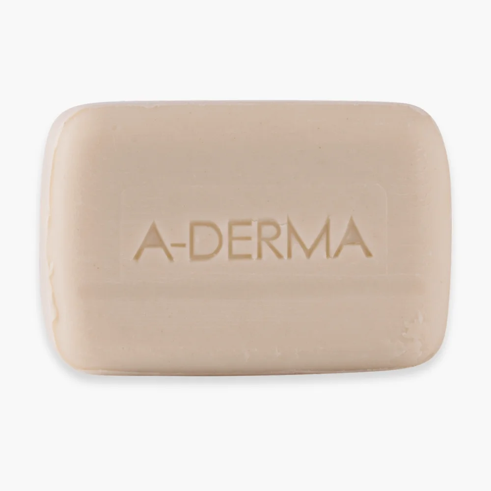 a-derma-pain-dermatologique-apaisant-100g.jpg Pain dermatologique A-Derma beige rectangulaire gravé du nom de la marque