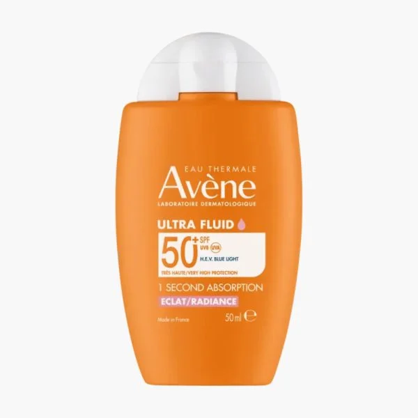 Flacon orange Avène Ultra Fluid SPF50+ éclat 50 ml sur fond blanc