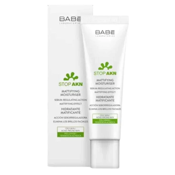 Tube et étui blancs Babé Stop AKN soin matifiant hydratant 50 ml