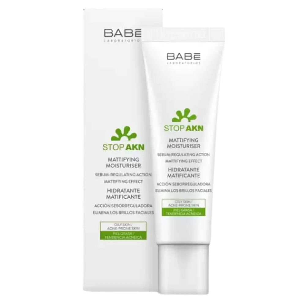 babe-stop-akn-soin-matifiant-hydratant-50ml.jpg Tube et étui blancs Babé Stop AKN soin matifiant hydratant 50 ml