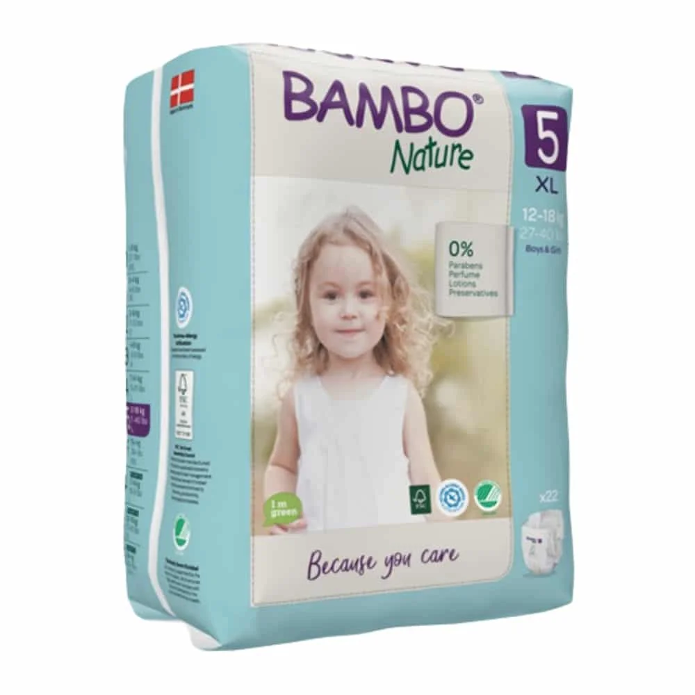 bambo-nature-couches-n5-xl-12-18kg-44u.jpg Paquet Bambo Nature taille 5 XL avec fillette blonde souriante