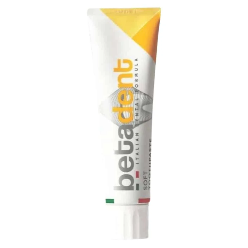 betadent-dentifrice-doux-soft-100ml.jpg Tube de dentifrice Betadent Soft blanc et jaune, formule dentaire italienne