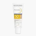Tube blanc Bioderma Photoderm M SPF50+ gel-crème teinte claire, 40 ml