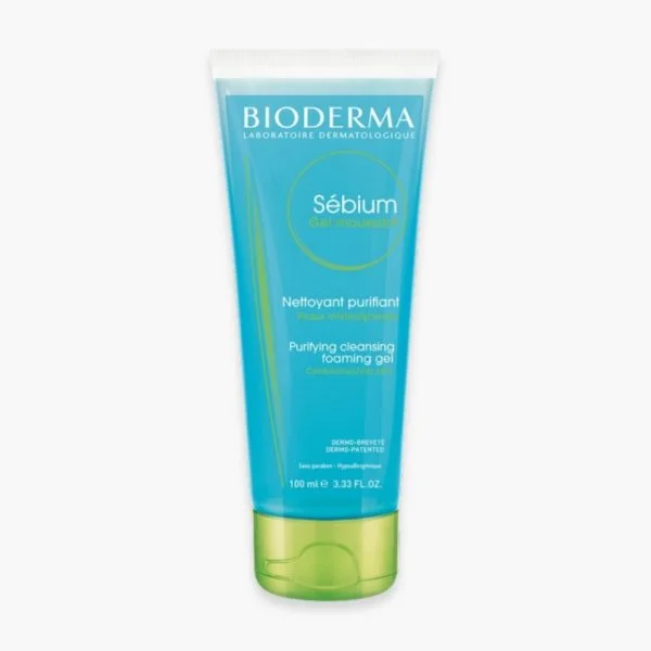 Tube bleu Bioderma Sébium Gel Moussant avec bouchon vert, fond blanc