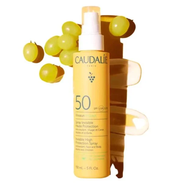 Flacon vaporisateur jaune Caudalie Vinosun Protect Spray Invisible SPF50 150 ml