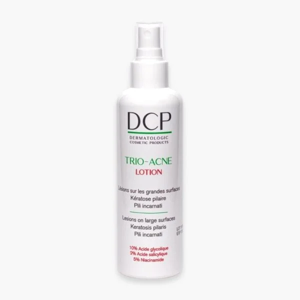Flacon spray blanc DCP Trio-Acné Lotion, texte vert et rouge
