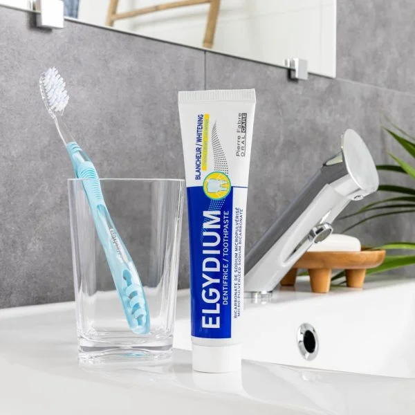 Elgydium Brosse à Dents Blancheur Medium 1u – photo 2