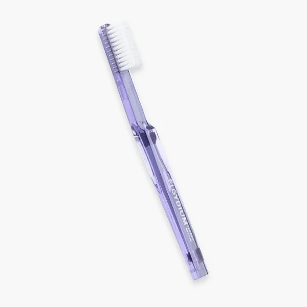 Brosse à dents Elgydium Classic medium manche parme translucide filaments blancs