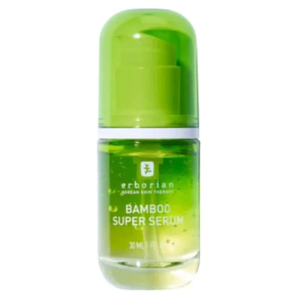 Flacon pompe vert Erborian Bamboo Super Serum 30 ml sur fond blanc