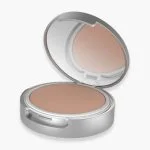 Boîtier compact argenté ouvert avec miroir et poudre solaire teintée beige