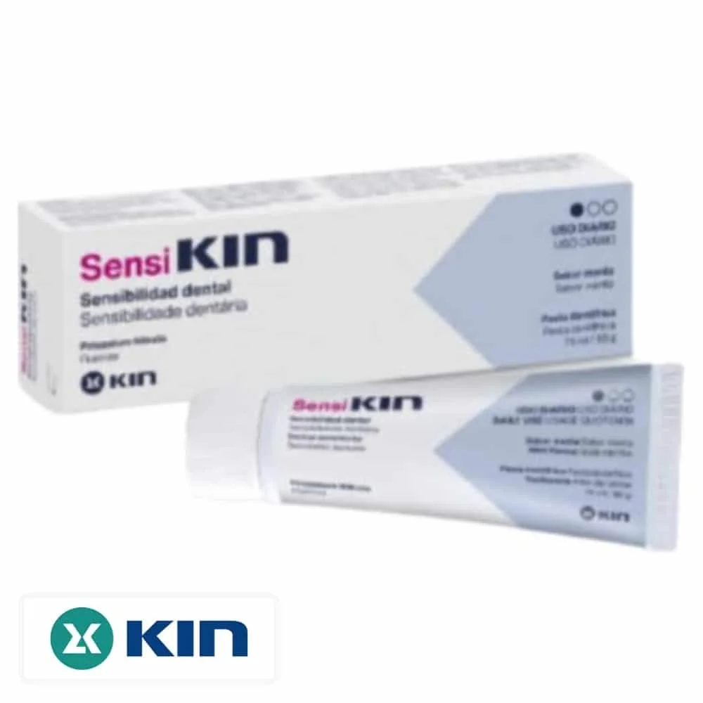 kin-sensi-dentifrice-sensibilite-dentaire-usage-quotidien-75ml.jpg Tube et étui blanc et bleu du dentifrice SensiKIN sensibilité dentaire