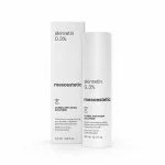 Flacon pompe et étui blancs skinretin 0,3 % mesoestetic, soin visage