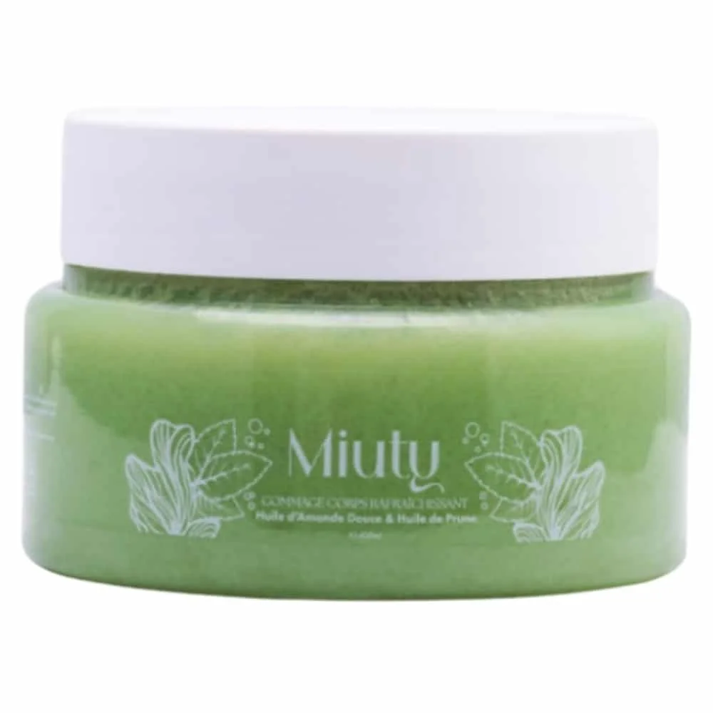 miuty-gommage-corps-refraichissant-400ml.jpg Pot vert Miuty gommage corps rafraîchissant 400 ml à grains exfoliants