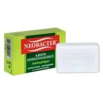 Étui vert Neobacter et pain de savon dermatologique blanc posé à côté
