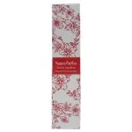 Étui blanc à fleurs rouges, sérum capillaire Naturo Pathica macadamia et kératine