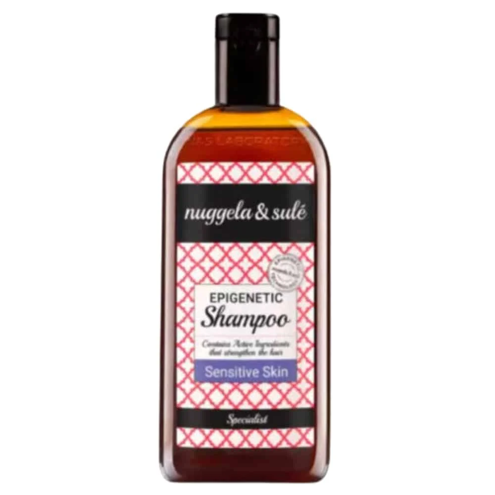 nuggela-et-sule-shampoing-epigenetique-cuir-chevelu-sensible-250ml.jpg Flacon shampooing Nuggela & Sulé Epigenetic étiquette rouge mention Sensitive Skin