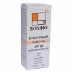 Étui blanc et beige Skining écran solaire teinte claire SPF 50 50 ml