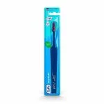 Brosse à dents TePe Colour bleu foncé sous blister, brins bicolores visibles