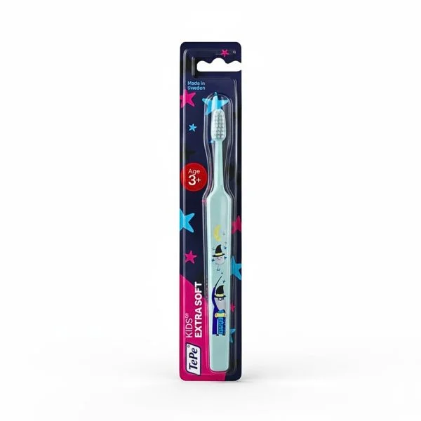 Brosse à dents TePe Kids vert d'eau illustrée sous blister bleu nuit étoilé