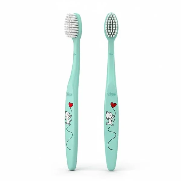 Brosse à dents enfant TePe Mini menthe, filaments blancs, motif ballon rouge
