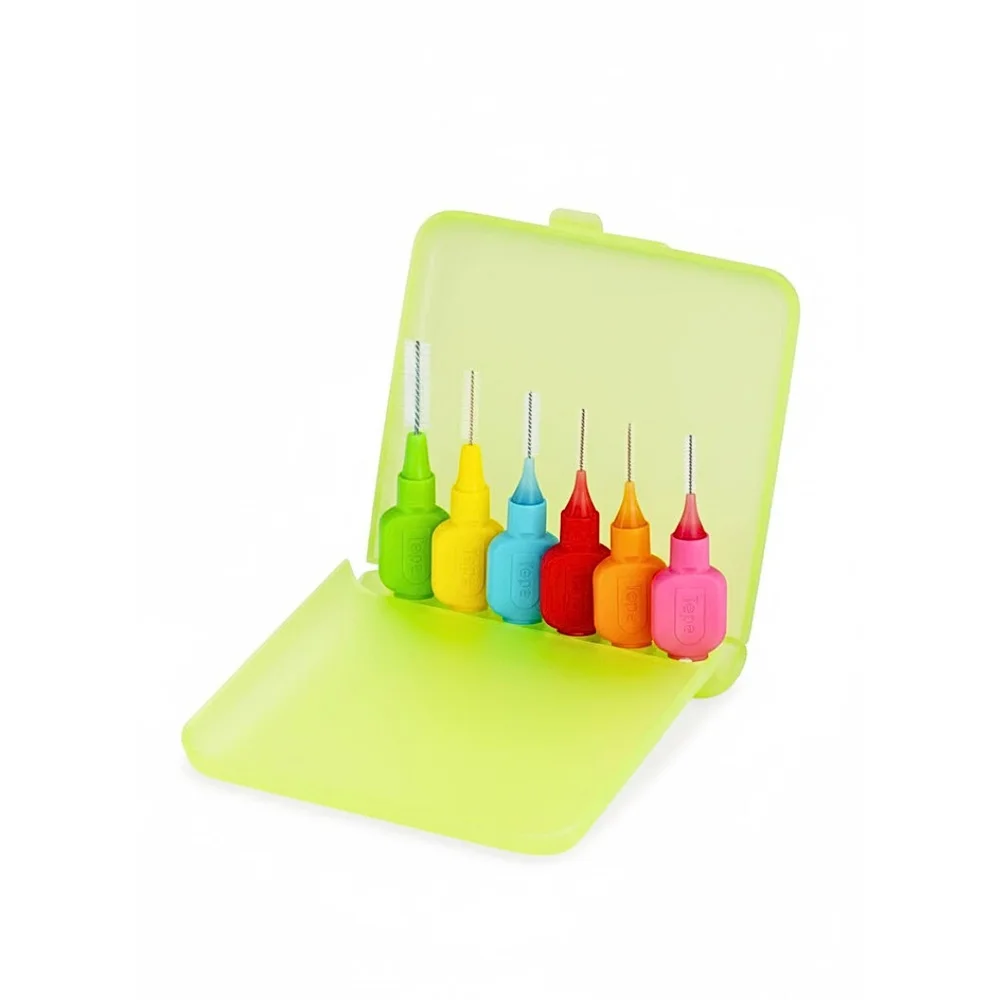 tepe-travel-case-interdentaires-brossettes-1u.jpg Étui de voyage TePe vert ouvert contenant six brossettes interdentaires colorées