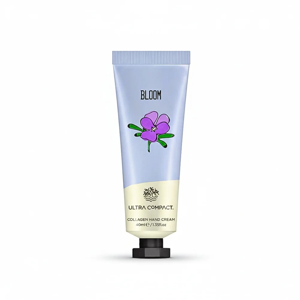 ultra-compact-creme-mains-bloom-40ml.jpg Tube Ultra Compact Collagen Hand Cream Bloom illustré d'une fleur violette