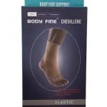 Boîte bleue de la chevillère élastique Body Fine portée sur un pied