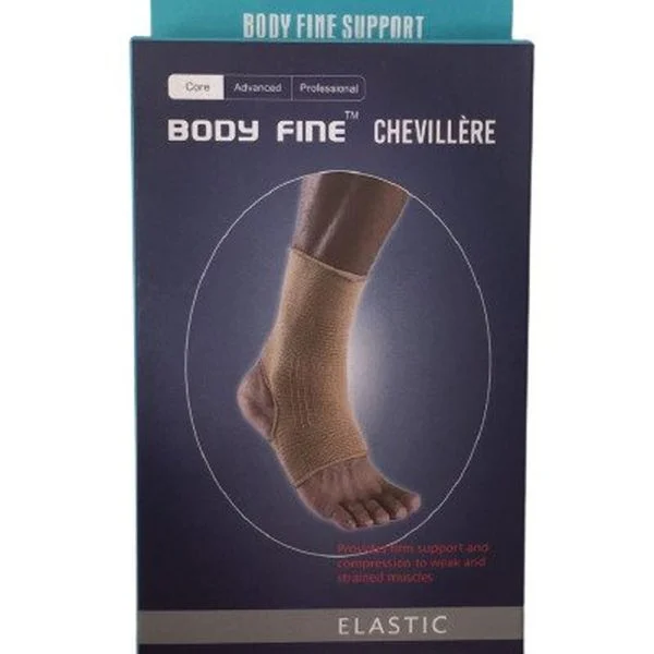 Boîte bleue de la chevillère élastique Body Fine portée sur un pied