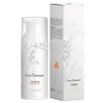 Flacon blanc Ladoze Écran Solaire Éclaircissant GlowBoost VitC SPF50+ et boîte assortie