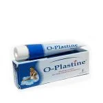 Étui bleu et tube O-Plastine pommade Synthemedic sur fond blanc