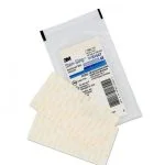 Sachet stérile 3M Steri-Strip et bandelettes adhésives renforcées blanches posées devant