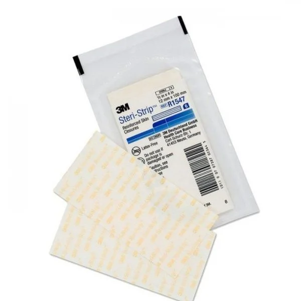Sachet stérile 3M Steri-Strip et bandelettes adhésives renforcées blanches posées devant