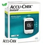 Boîte du lecteur Accu-Chek Instant avec écran affichant 106 mg/dL