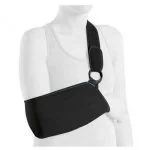 Écharpe de bras noire portée sur un mannequin en débardeur blanc