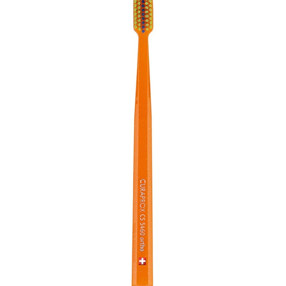 curaprox-bad-cs-5460-ortho.jpg Brosse à dents Curaprox CS 5460 ortho manche orange filaments verts bleus