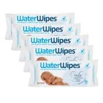 Cinq paquets de lingettes bébé WaterWipes de 60 lingettes empilés sur fond blanc