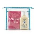 Trousse transparente Camomilla Blu avec flacon pompe crème et serviette éponge rose
