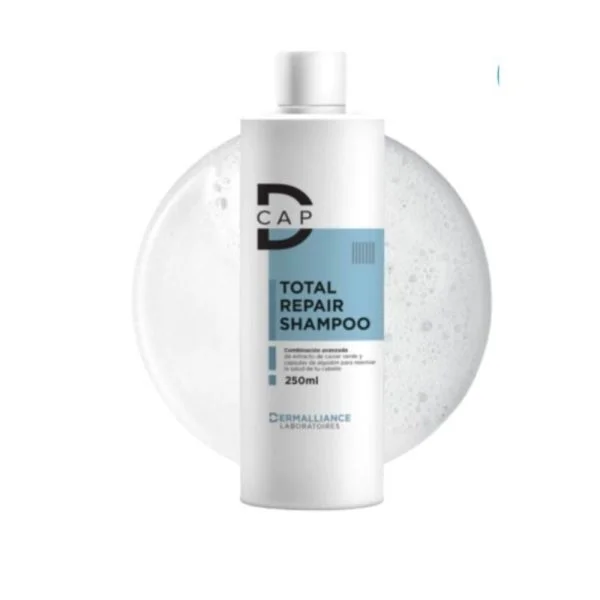 Flacon blanc et bleu D-CAP Total Repair Shampoo 250 ml sur fond mousse
