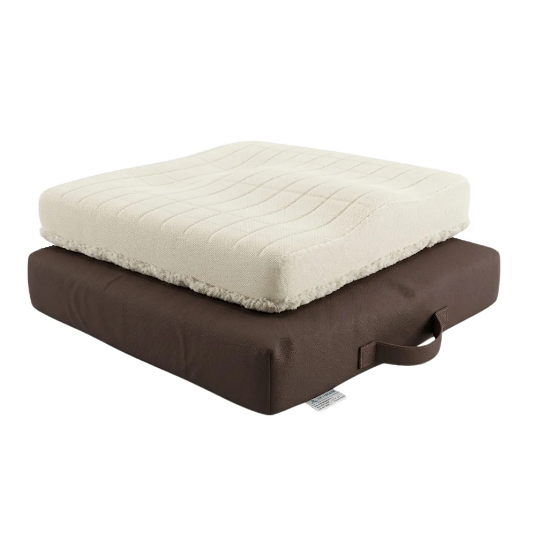 point-coussin-anti-escarre-en-mousse-standard-reference-603.png Coussin anti-escarre mousse écrue posé sur housse marron avec poignée latérale