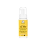 Flacon-pompe blanc et jaune Soivre mousse coiffante Curly Method cheveux bouclés